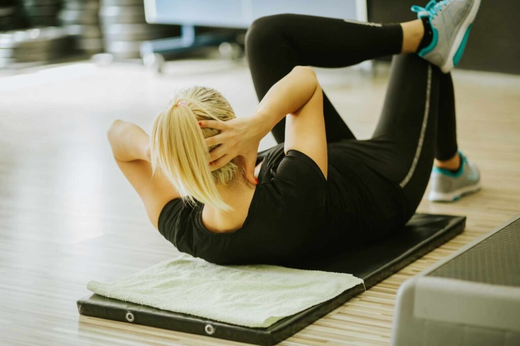 woman-abs-work-out-in-gym-L2M2ZE8.jpg